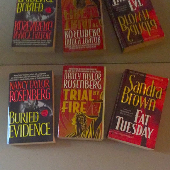 Paperback novels - Picture 1 of 4